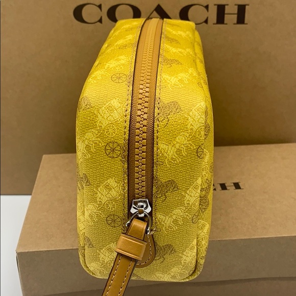 BOXY COSMETIC CASE WITH HORSE AND CARRIAGE PRINT - Picture 4 of 16